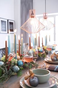 gedeckte Tafel für Weihnachtsessen mit vielen Kerzen, Werbefotografie, Produktdarstellung, © Nicole-Katrin Hübner