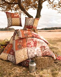 Bettwaesche unter einem Baum auf einem Feld, herbstliche Stimmung, Werbefotografie, Produktdarstellung, © Nicole-Katrin Hübner