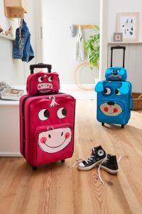 Werbeaufnahme_Kinderreisetrolley mit Kulturtasche in pink und tuerkis mit Gesichtern von Tieren in einer Garderobe