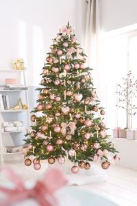 Werbeaufnahme_geschmueckter Christbaum in einem hellen Wohnzimmer_mit rosefarbenden Christbaumkugeln