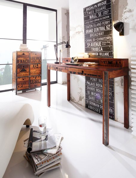 Interieuraufnahme, Werbeaufnahme, ein moderner Arbeitsplatz mit einem Holzschreibtisch und einer eleganten Lampe in einem hellen Raum.