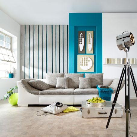 Interieuraufnahme, modern Wohnzimmer mit bequemer Couch, dekorativen Wänden und stilvoller Beleuchtung.