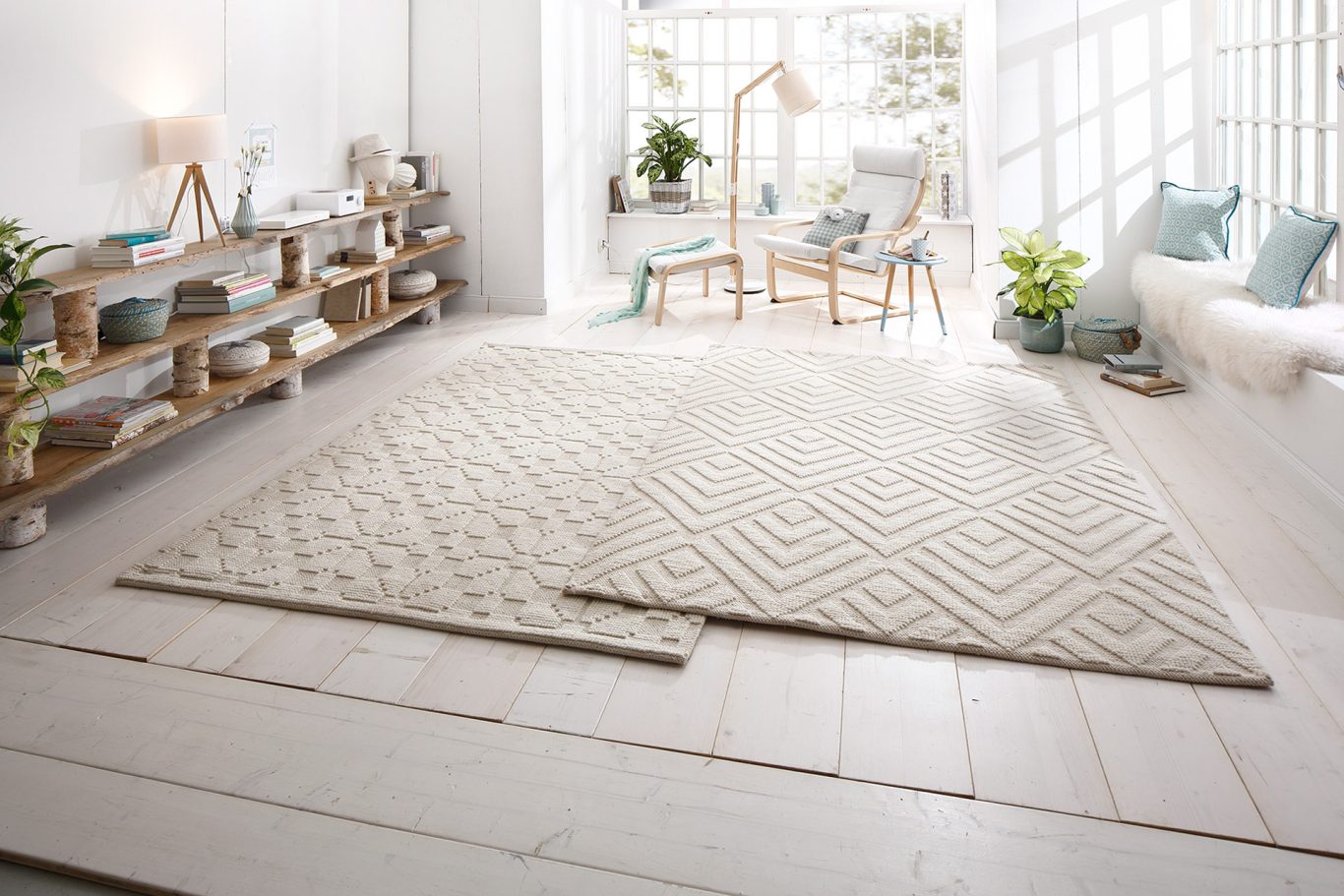 Heller Raum mit einem beigen Teppich und einer modernen Wohnzimmer-Einrichtung als unbearbeitete Aufnahme