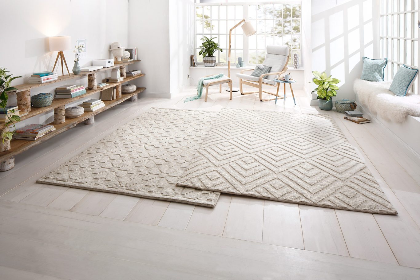 Heller Raum mit einem beigen Teppich und einer modernen Wohnzimmer-Einrichtung.